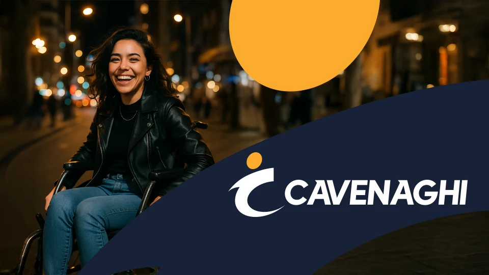 Mulher sorrindo em cadeira de rodas numa rua à noite, com a marca Cavenaghi