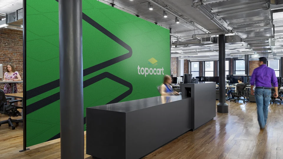 Recepção com painel verde e a marca Topocart
